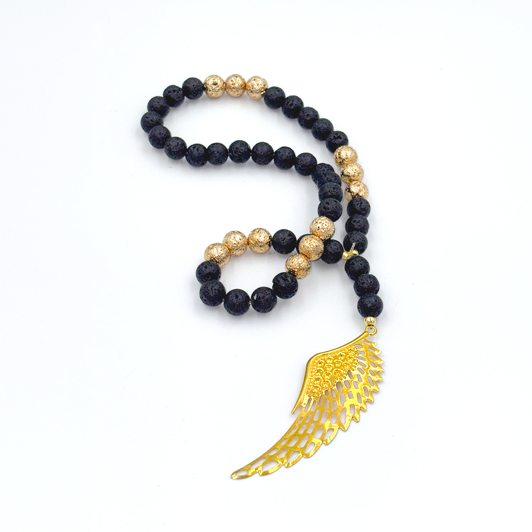 Amulet z lávového kameňa s krídlom